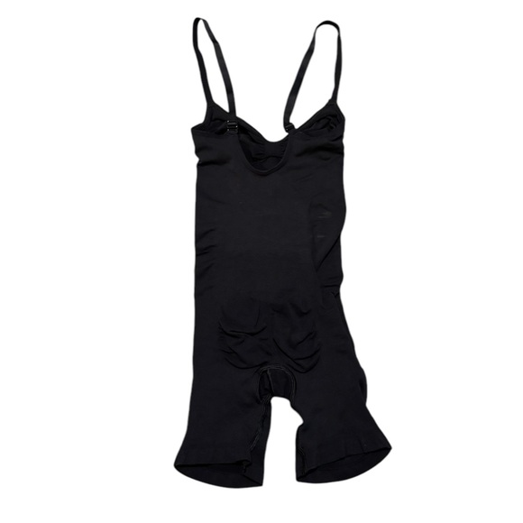 Skims Shapewear Bodysuit Short - Picture 2 of 3